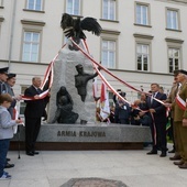 Moment uroczystego odsłonięcia pomnika.