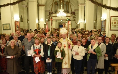 Bp Stanisław Salaterski z uczestnikami pielgrzymki.