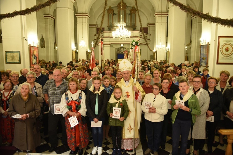 Bp Stanisław Salaterski z uczestnikami pielgrzymki.