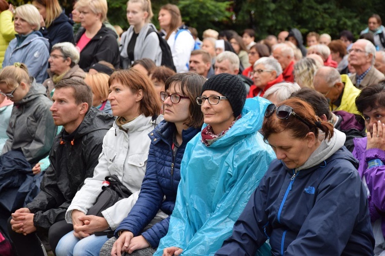 Wspólne wędrowanie i modlitwa turystów