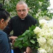 Mała Tereska od 50 lat obsypuje Powiśle różami łask