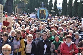 Do Domaniewic przybyły róże różańcowe z ponad 70 parafii.