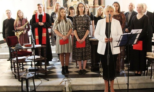 Reżyserka Agata Ogórek ze swoimi młodymi aktorami.