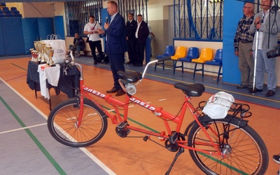 Podczas turnieju zbierano fundusze na zakup rowerów tandem dla Polskiego Związku Niewidomych.