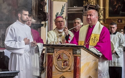 − My, chrześcijanie, jesteśmy ludźmi nadziei, ponieważ Chrystus na krzyżu pokonał śmierć i szatana – mówił w homilii ks. Tadeusz Marcinkowski.