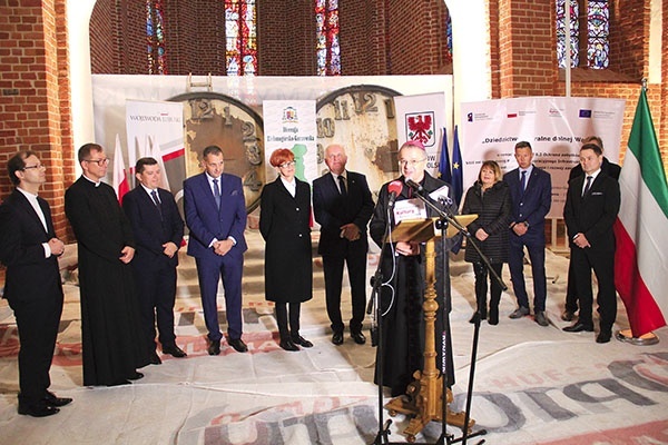 Konferencja prasowa odbyła się w remontowanej katedrze.