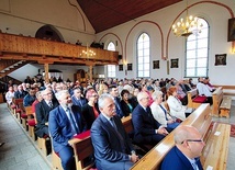 Wspólnie z parafianami w uroczystości uczestniczyli m.in. poprzedni proboszczowie parafii: ks. Jan Wiśniewski, ks. Jerzy Pawelczyk, ks. Tomasz Bielecki, a nad wszystkim czuwał ks. Krzysztof Sękuła, obecny proboszcz.