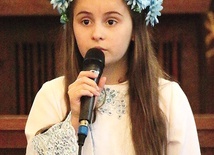 Obecnie dziewczynka najchętniej słucha piosenek Michała Szpaka i Tori Kelly. Sama w czasie występów najczęściej wykonuje utwory musicalowe. Na zdjęciu w czasie konkursu piosenki w Kmiecinie.