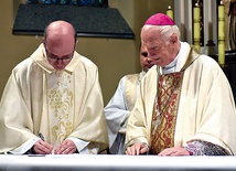 Podpisanie dokumentów objęcia parafii.