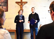 Paweł i Justyna w jaworzyńskiej salce w czasie spotkania z członkami komitetu.