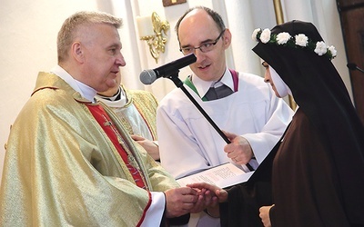 Za pośrednictwem celebransa zakonnica przyjęła od Boskiego Oblubieńca ślubną obrączkę i drewniany krzyż.