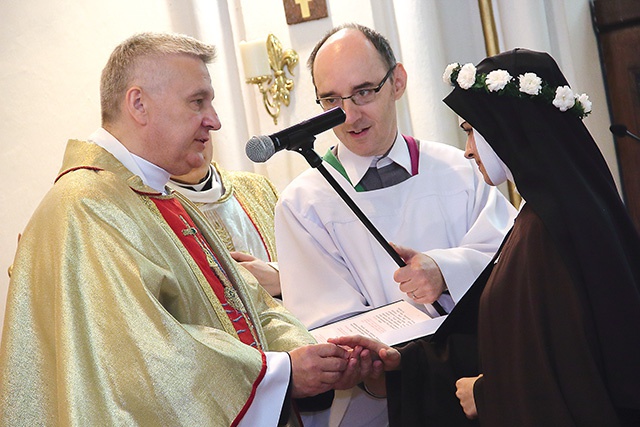 Za pośrednictwem celebransa zakonnica przyjęła od Boskiego Oblubieńca ślubną obrączkę i drewniany krzyż.