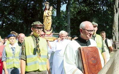 Cudowna figura z Wąwolnicy niesiona w procesji pośród wiernych.