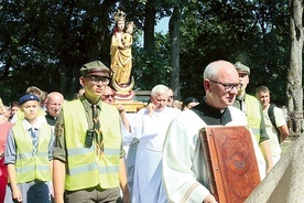 Cudowna figura z Wąwolnicy niesiona w procesji pośród wiernych.