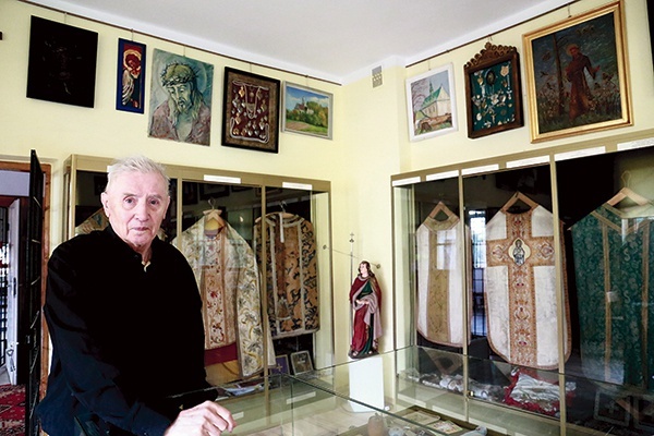 ▲	Ks. Antoni Tworek niedawno przeżywał jubileusz 60-lecia kapłaństwa. Do dziś opiekuje się muzeum.