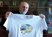 ▲	Ks. Krzysztof Czermak prezentuje koszulkę z logo wydarzenia.