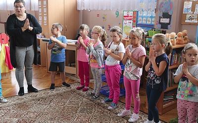 ▲	Dzieci z grupy Biedronek z Przedszkola Miejskiego nr 11 w Świętochłowicach w trakcie katechezy z Beatą Kowaliczek uczą się piosenek i pierwszych modlitw.
