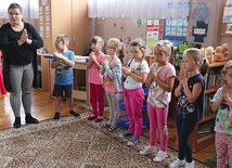 ▲	Dzieci z grupy Biedronek z Przedszkola Miejskiego nr 11 w Świętochłowicach w trakcie katechezy z Beatą Kowaliczek uczą się piosenek i pierwszych modlitw.