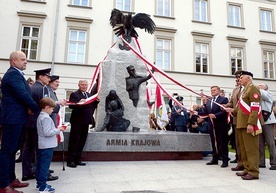 ▲	Moment uroczystego odsłonięcia obelisku.