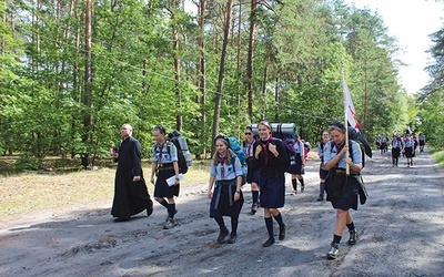 ▲	Przewodniczki na pielgrzymkę wyruszyły z opiekunem środowiska skierniewickiego  ks. Grzegorzem Gumieniakiem.