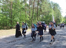 ▲	Przewodniczki na pielgrzymkę wyruszyły z opiekunem środowiska skierniewickiego  ks. Grzegorzem Gumieniakiem.