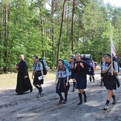 ▲	Przewodniczki na pielgrzymkę wyruszyły z opiekunem środowiska skierniewickiego  ks. Grzegorzem Gumieniakiem.