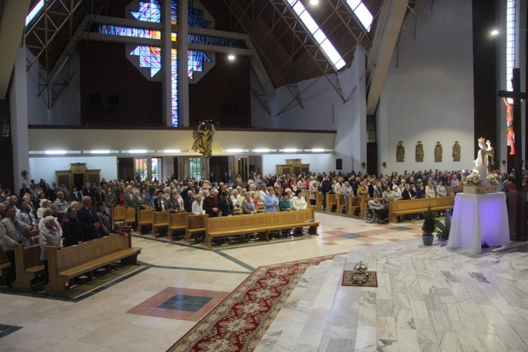 Wprowadzenie figury św. Michała Archanioła w parafii pw. NMP Królowej Polski w Świdnicy