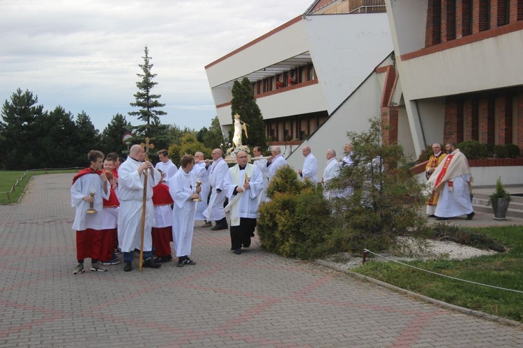 Wprowadzenie figury św. Michała Archanioła w parafii pw. NMP Królowej Polski w Świdnicy