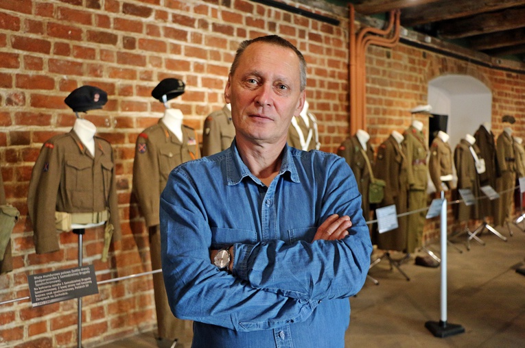 Zobacz oryginalne mundury polskich żołnierzy II wojny światowej
