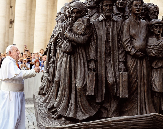 Papież Franciszek święci rzeźbę przedstawiającą uchodźców. Jej inspiracją były słowa: „Nie zapominajmy też o gościnności” (Hbr 13,2). 
29.09.2019 Plac św. Piotra, Rzym