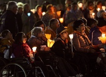 III Archidiecezjalna Pielgrzymka Chorych, Niepełnosprawnych i Ich Rodzin z Katowic  do Lourdes. Wieczorna procesja.