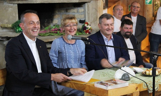 Ks. Jarosław Ogrodniczak oraz Anna i Lucjan Marxowie w karczmie "Harnaś" na spotkaniu z małżonkami.