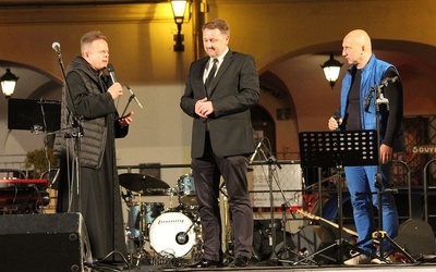 Na scenie w centrum bielskiej starówki od lewej: ks. Sebastian Rucki, prezydent Jarosław Klmaszewski i Krzysztof Rycak.