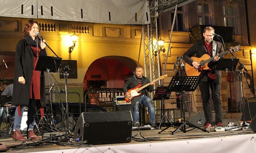 Zespół "Kadosz" poprowadził koncert ewangelizacyjny na Rynku bielskiej starówki.