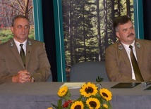 Za stołem prezydialnym siedzą (od lewej): Tomasz Sot, nadleśniczy Nadleśnictwa Kozienice, i Andrzej Matysiak, dyrektor Regionalnej Dyrekcji Lasów Państwowych w Radomiu.