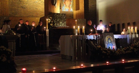Czekać na śmierć jak na siostrę. Nabożeństwo Transitus w Koszalinie