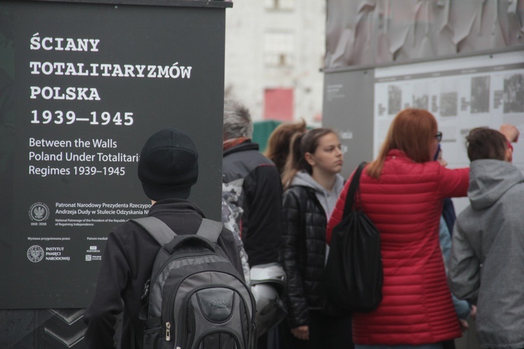 Wystawa "Ściany totalitaryzmów. Polska 1939-1945"