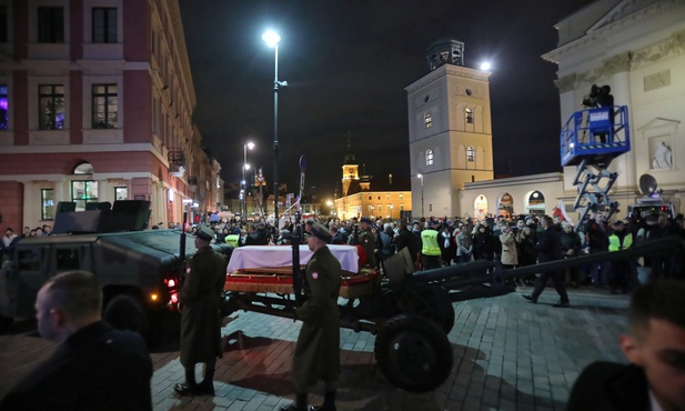 Kondukt żałobny z trumną Kornela Morawieckiego wyruszył sprzed Sejmu