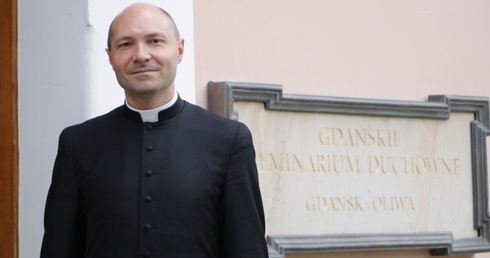 Do wspólnej modlitwy w intencji kapłanów zaprasza ks. Krzysztof Kinowski.
