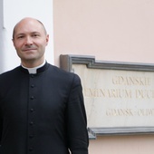 Do wspólnej modlitwy w intencji kapłanów zaprasza ks. Krzysztof Kinowski.