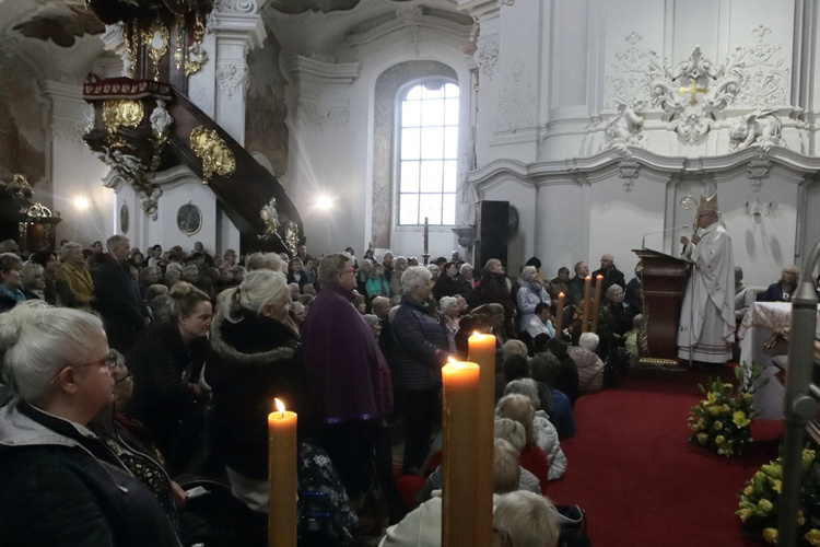 Tysiące płatków Róż Żywego Różańca