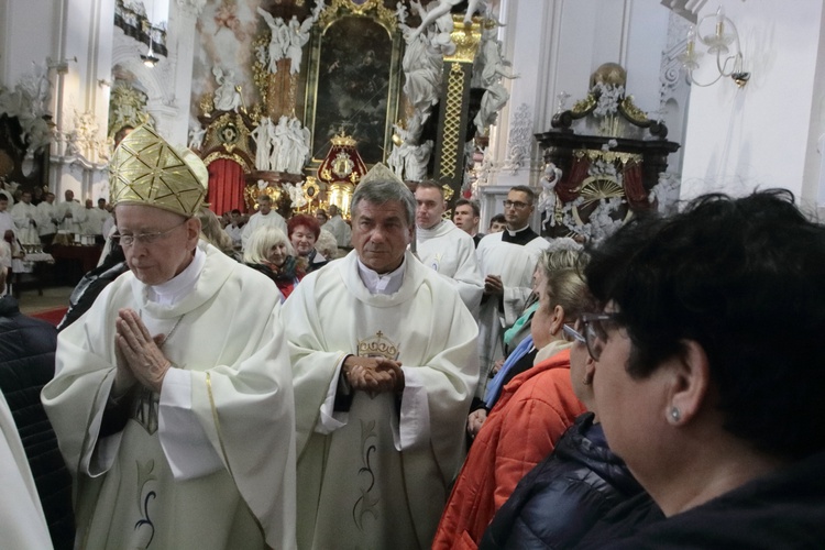 Tysiące płatków Róż Żywego Różańca