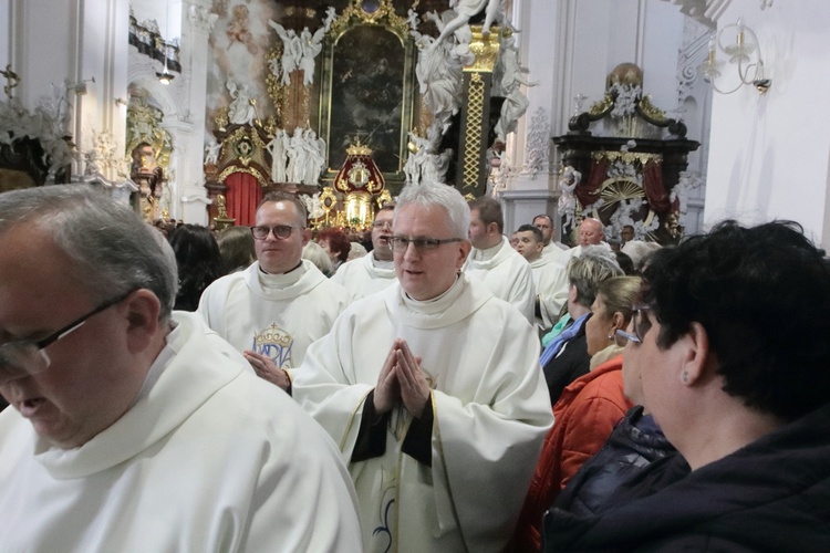 Tysiące płatków Róż Żywego Różańca