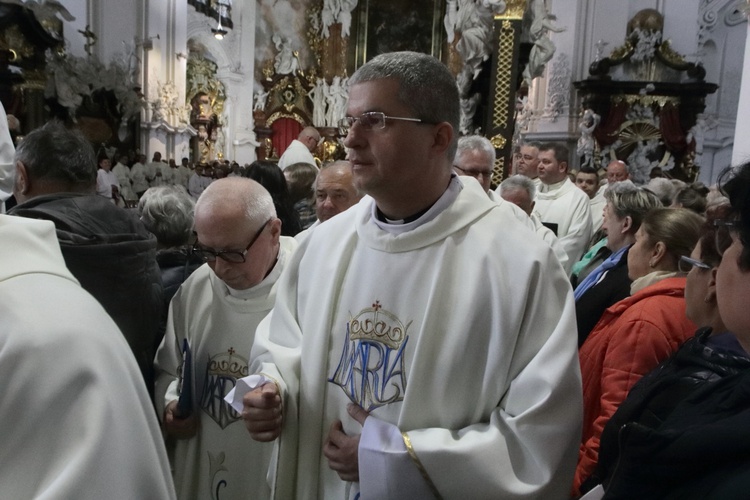 Tysiące płatków Róż Żywego Różańca