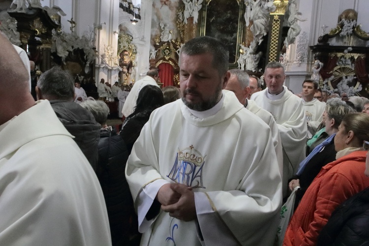 Tysiące płatków Róż Żywego Różańca