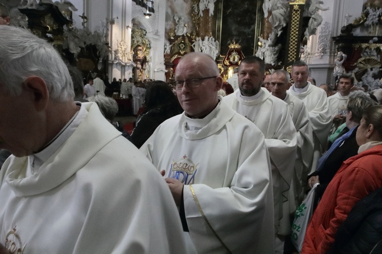 Tysiące płatków Róż Żywego Różańca