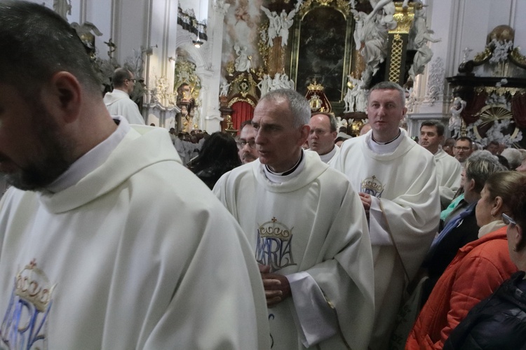 Tysiące płatków Róż Żywego Różańca