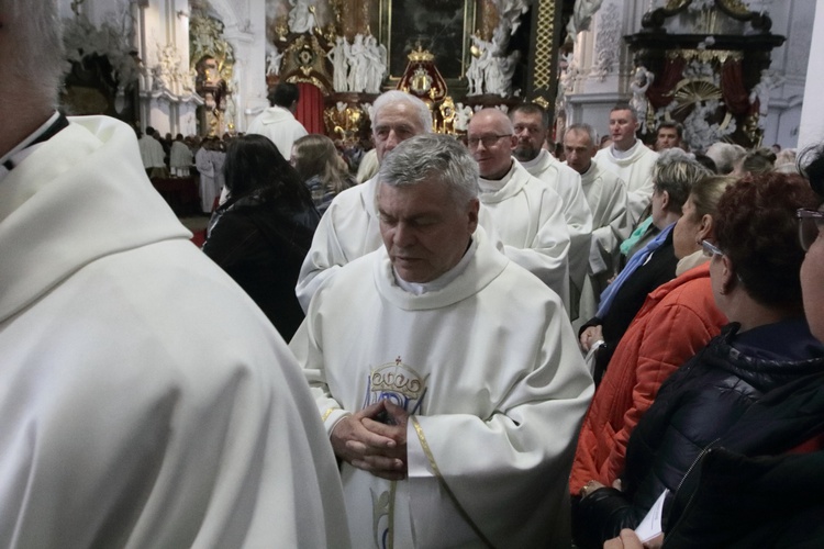 Tysiące płatków Róż Żywego Różańca