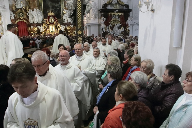 Tysiące płatków Róż Żywego Różańca