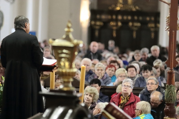 Tysiące płatków Róż Żywego Różańca